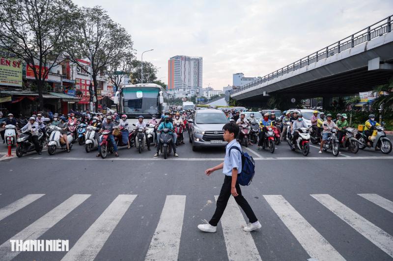 Nhìn lại 2025: Camera AI chấm dứt cảnh đèn đỏ còn 3 giây là bấm ở TP.HCM - Ảnh 2.