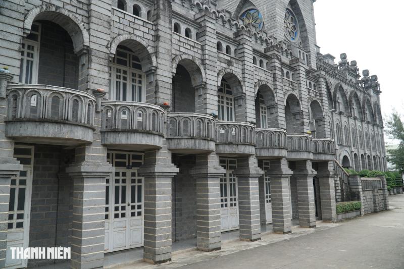 Những nhà thờ độc đáo ở Đồng Nai: Nguy nga tòa Thánh đường bằng đá magma - Ảnh 2.