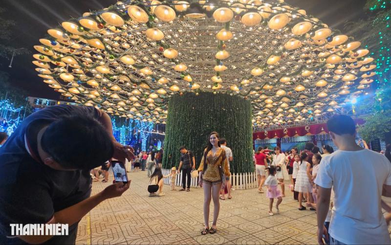 Cây thông nón lá sáng đèn, mỗi đêm đón hàng ngàn người đến chiêm ngưỡng - Ảnh 8.
