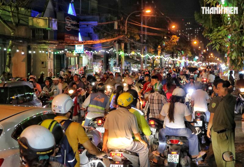 Ngay lúc này: Kẹt cứng người đi chơi Giáng sinh ở xóm đạo lớn nhất TP.HCM - Ảnh 8.