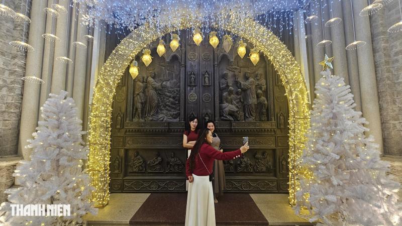 Chiêm ngưỡng nhà thờ tuyệt đẹp trên quốc lộ 51, hàng ngàn người tham quan mỗi đêm - Ảnh 7.