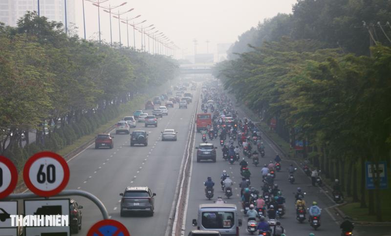 Bầu trời TP.HCM chìm trong sương mù, nhà cao tầng không còn nhìn thấy vào sáng nay - Ảnh 9.