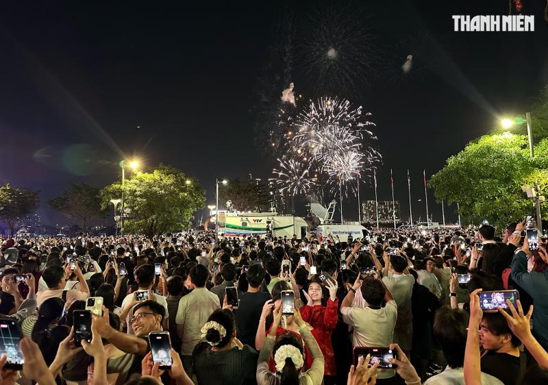 Rực rỡ pháo hoa trên bầu trời TP.HCM: Người dân đón năm mới 2026 đầy hy vọng - Ảnh 9.