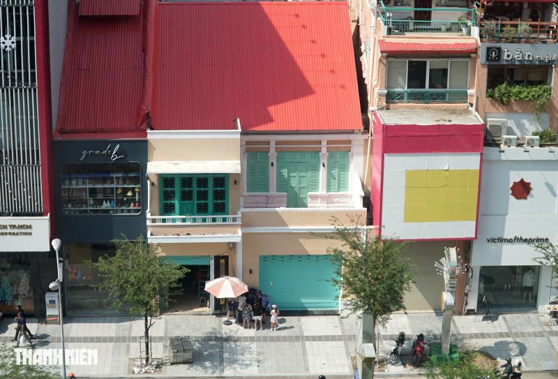 Hàng loạt nhà cổ mặt tiền đường Lê Lợi ‘thay áo mới’, nhiều màu sắc - Ảnh 4.