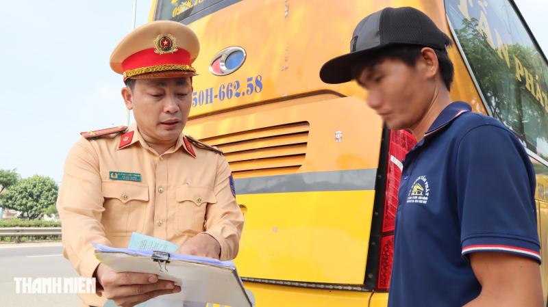 CSGT TP.HCM chỉ ra lỗi phổ biến khiến tài xế chở khách bị phạt nặng- Ảnh 1.