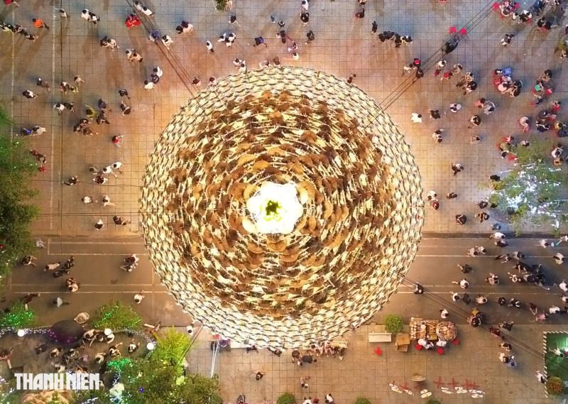 Cây thông nón lá sáng đèn, mỗi đêm đón hàng ngàn người đến chiêm ngưỡng - Ảnh 11.