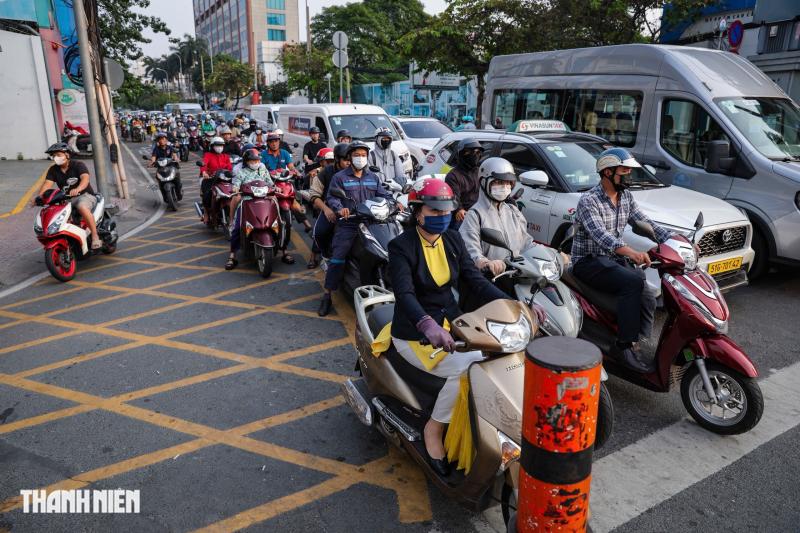 Người dân TP.HCM đi thế nào ở vạch mắt võng rẽ phải khi đèn đỏ năm 2025 - Ảnh 3.