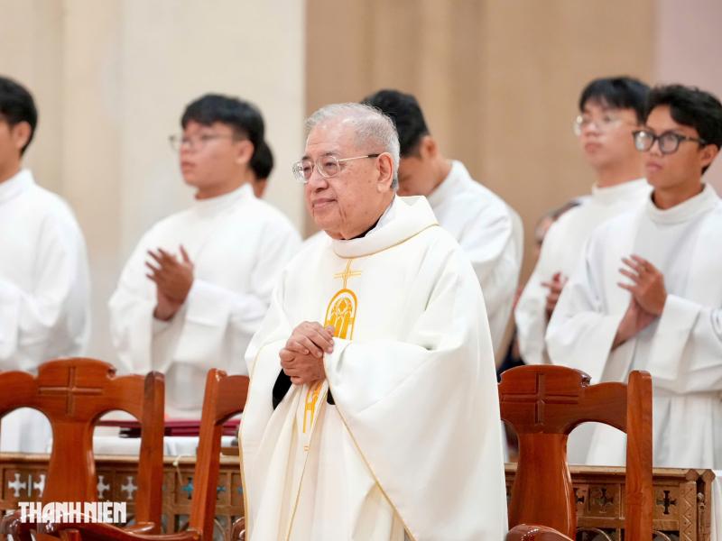 Giáng sinh ở Nhà thờ Đức Bà:Hài nhi Giêsu trong chậu nhựa gợi ký ức lũ lụt - Ảnh 10.