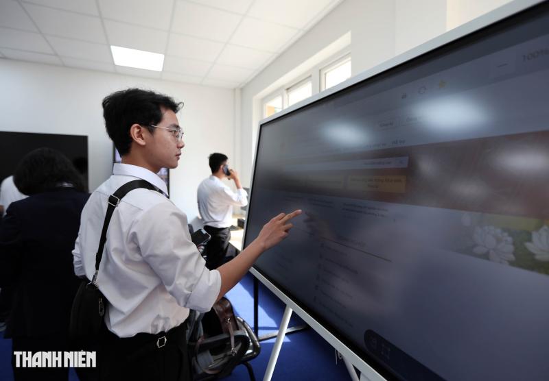 Ngày đầu tiên vận hành của Trung tâm Phục vụ hành chính công TP.HCM  - Ảnh 8.