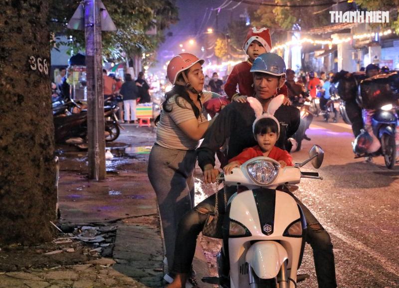 Ngay lúc này: Kẹt cứng người đi chơi Giáng sinh ở xóm đạo lớn nhất TP.HCM - Ảnh 7.