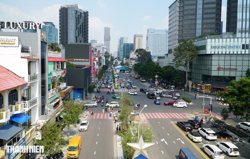 Hàng loạt nhà cổ mặt tiền đường Lê Lợi ‘thay áo mới’, nhiều màu sắc - Ảnh 12.