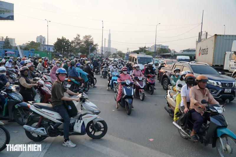Ngày cuối cùng năm 2025: Người ra bến xe về quê, đường sá đông đúc xe cộ - Ảnh 5.
