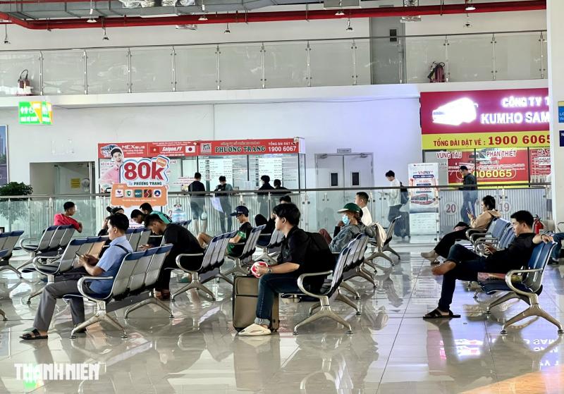Ngày cuối cùng năm 2025: Người ra bến xe về quê, đường sá đông đúc xe cộ - Ảnh 6.
