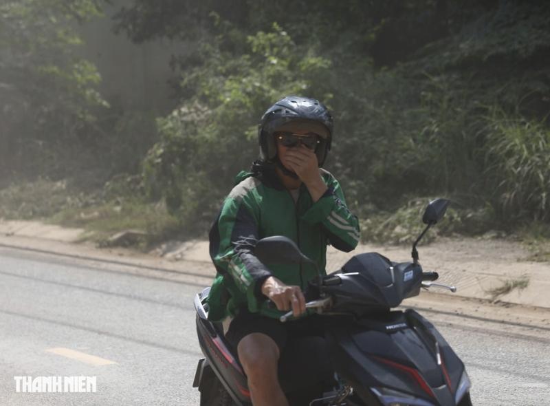 Đường gần công trường Vành đai 3 bụi mịt mù: 'Không thấy đường lái xe'  - Ảnh 2.