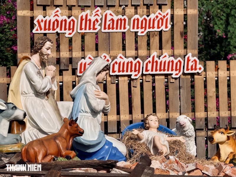 Hang đá dựng bằng gạch vụn ở Nhà thờ Đức Bà Sài Gòn: Ý nghĩa xúc động - Ảnh 2.