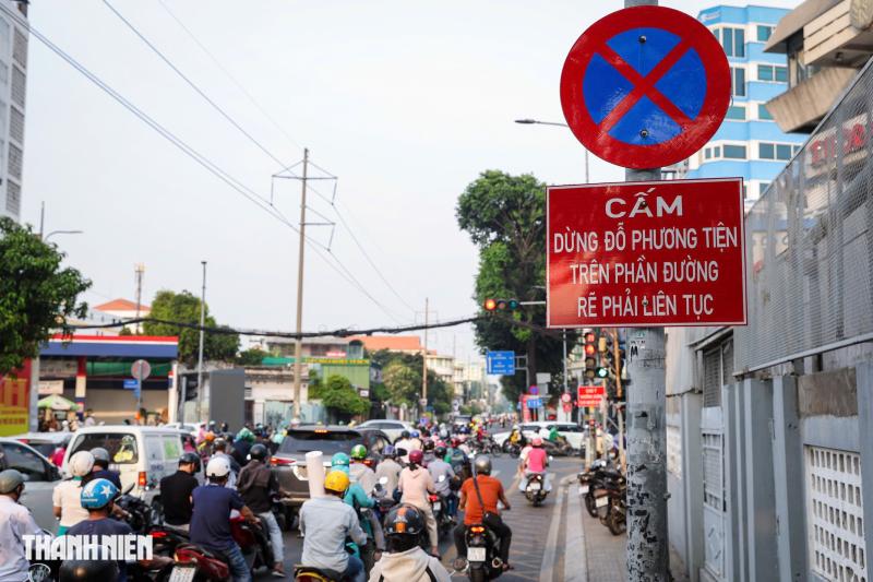 Người dân TP.HCM đi thế nào ở vạch mắt võng rẽ phải khi đèn đỏ năm 2025 - Ảnh 4.