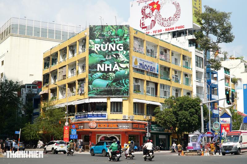 Hàng loạt nhà cổ mặt tiền đường Lê Lợi ‘thay áo mới’, nhiều màu sắc - Ảnh 2.