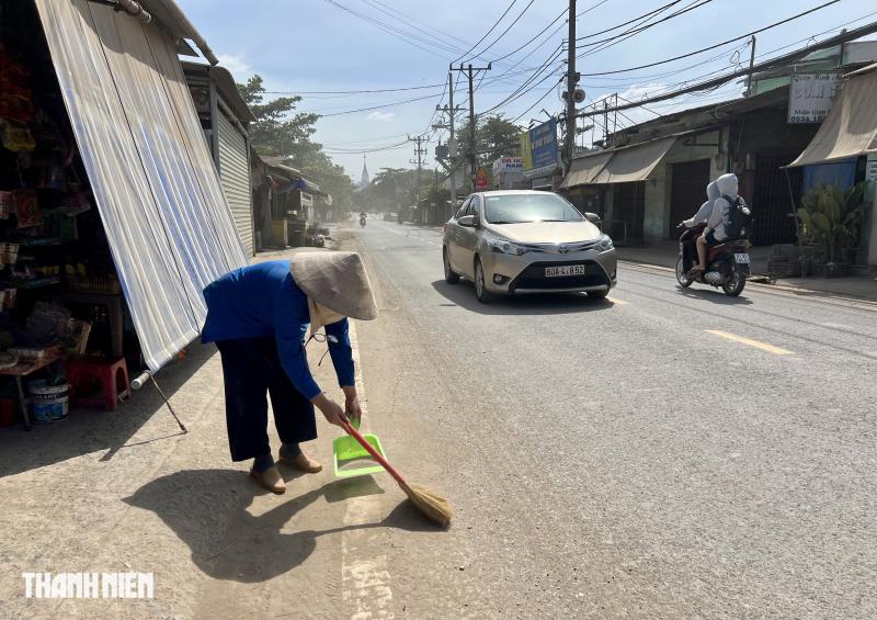 Xe máy lọt thỏm giữa 'cơn bão bụi mịn' và đoàn container: Coi chừng tai nạn! - Ảnh 11.