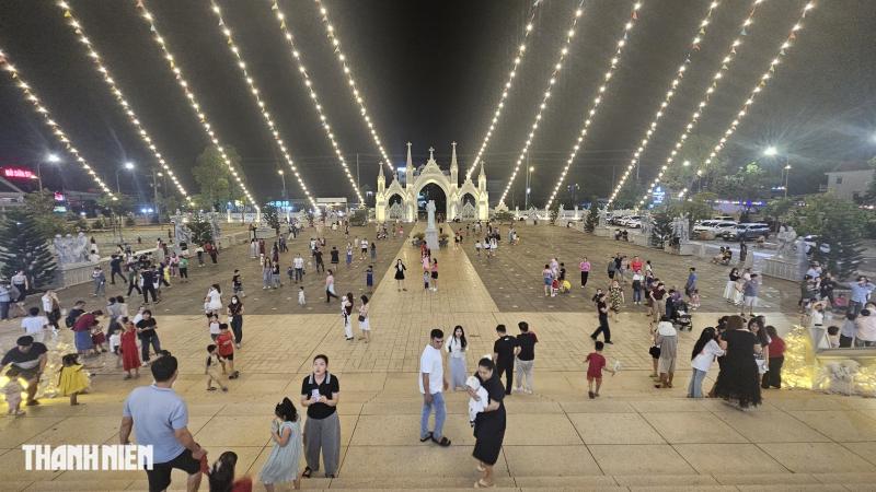 Chiêm ngưỡng nhà thờ tuyệt đẹp trên quốc lộ 51, hàng ngàn người tham quan mỗi đêm - Ảnh 13.