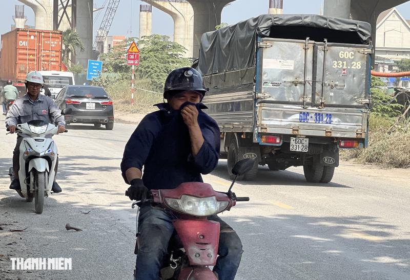 Đường gần công trường Vành đai 3 bụi mịt mù: 'Không thấy đường lái xe'  - Ảnh 3.