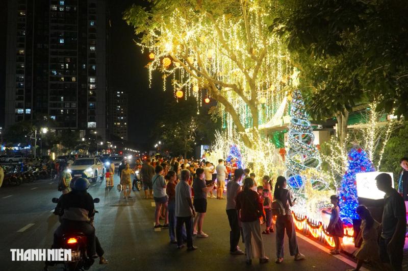 Biệt thự ở Phú Mỹ Hưng rực rỡ trước Giáng sinh, người dân thích thú chụp hình - Ảnh 1.