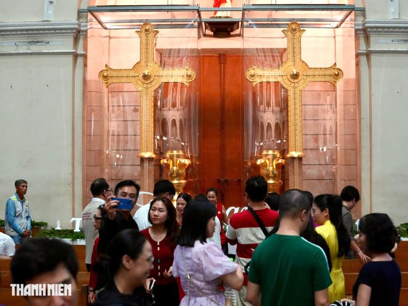 Giáng sinh ở Nhà thờ Đức Bà:Hài nhi Giêsu trong chậu nhựa gợi ký ức lũ lụt - Ảnh 12.