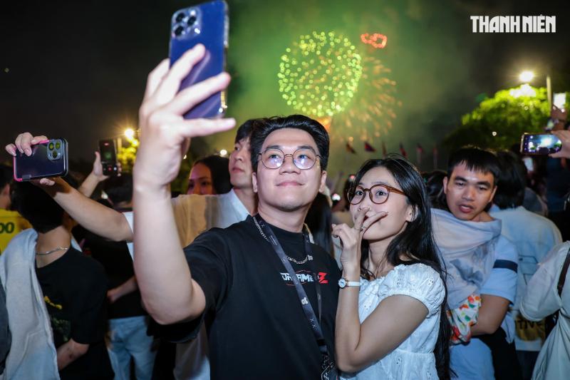 Rực rỡ pháo hoa trên bầu trời TP.HCM: Người dân đón năm mới 2026 đầy hy vọng - Ảnh 2.