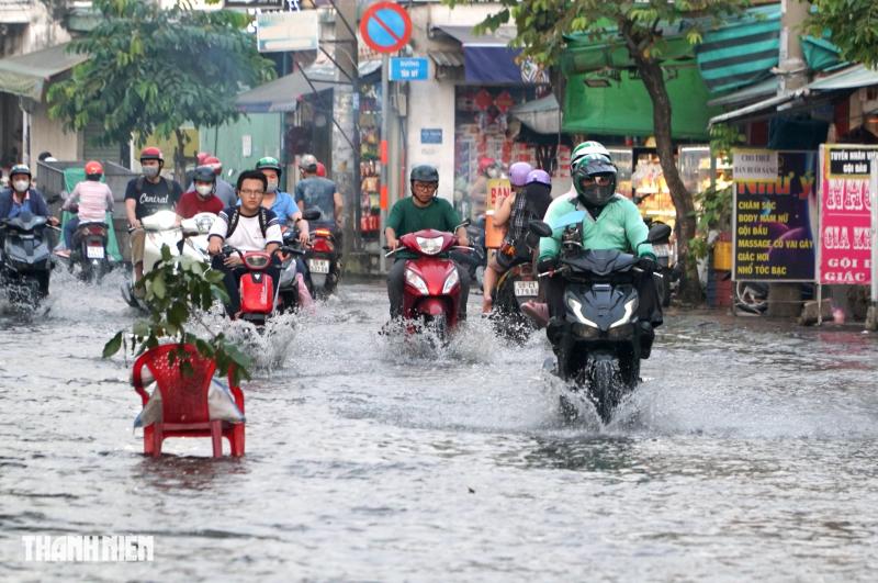 Triều cường đạt đỉnh tối nay: Nhiều tuyến đường khu nam TP.HCM ngập như sông - Ảnh 11.