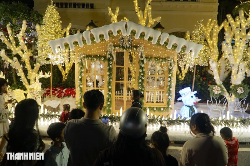 Biệt thự ở Phú Mỹ Hưng rực rỡ trước Giáng sinh, người dân thích thú chụp hình - Ảnh 4.