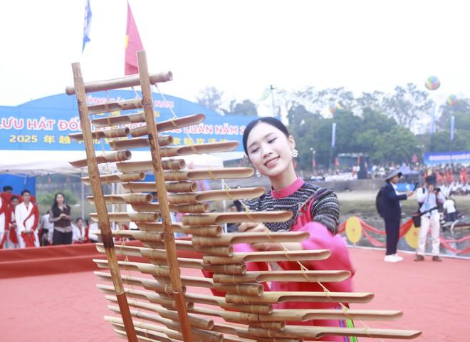 Thanh niên Việt - Trung hát đối trên sông biên giới - Ảnh 3.