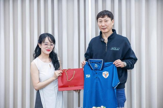 4 cuộc phỏng vấn của PV Thanh Niên và HLV Kim Sang-sik: Con người khác phía ngoài sân cỏ- Ảnh 2.