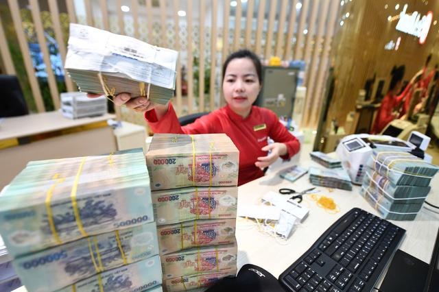 Lãi suất tiền đồng qua đêm vượt 7,4%/năm, Ngân hàng Nhà nước bơm ròng tiền- Ảnh 1.