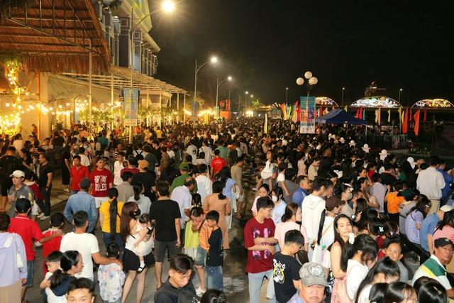 Đông nghịt người xem khai mạc lễ hội văn hóa sông nước Cần Thơ- Ảnh 2.