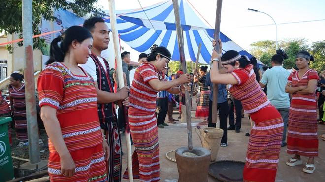 Đồng bào S’tiêng vui lễ hội mừng lúa mới trong tiếng giã gạo, cồng chiêng - Ảnh 5.