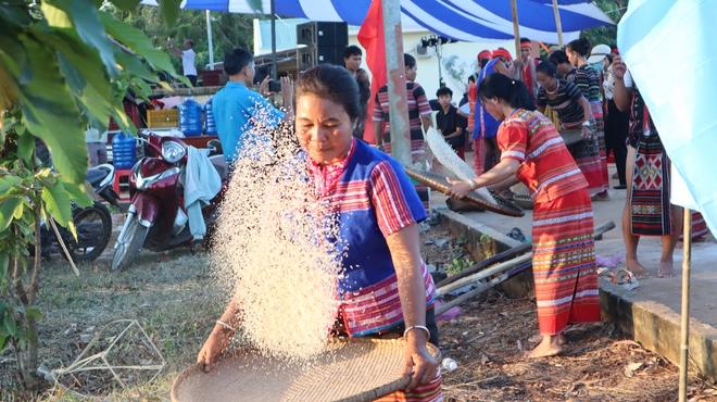 Đồng bào S’tiêng vui lễ hội mừng lúa mới trong tiếng giã gạo, cồng chiêng - Ảnh 7.