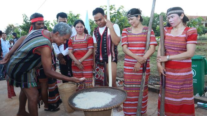 Đồng bào S’tiêng vui lễ hội mừng lúa mới trong tiếng giã gạo, cồng chiêng - Ảnh 6.