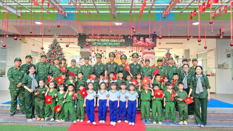Xúc động nghe chuyện chiến sĩ Trường Sa ở sân trường - Ảnh 9.
