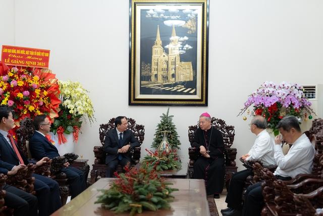 Trưởng ban Tuyên giáo và Dân vận Trung ương chúc mừng Giáng sinh tại TP.HCM - Ảnh 1.
