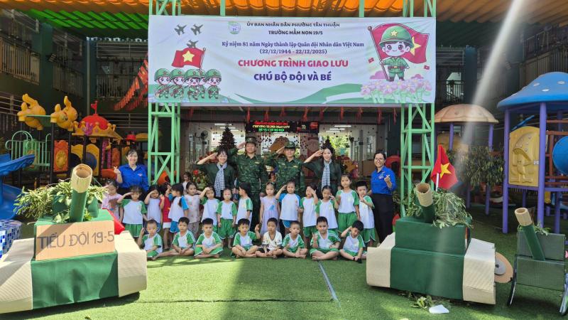 Xúc động nghe chuyện chiến sĩ Trường Sa ở sân trường - Ảnh 8.