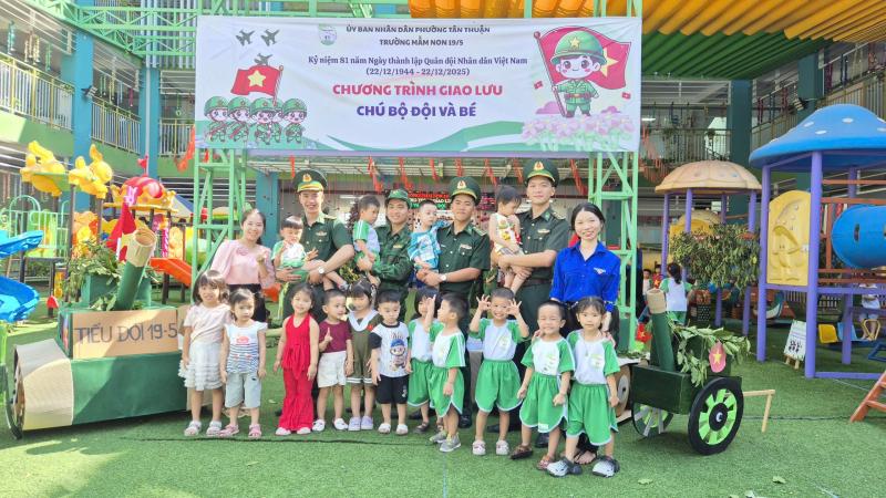 Xúc động nghe chuyện chiến sĩ Trường Sa ở sân trường - Ảnh 7.
