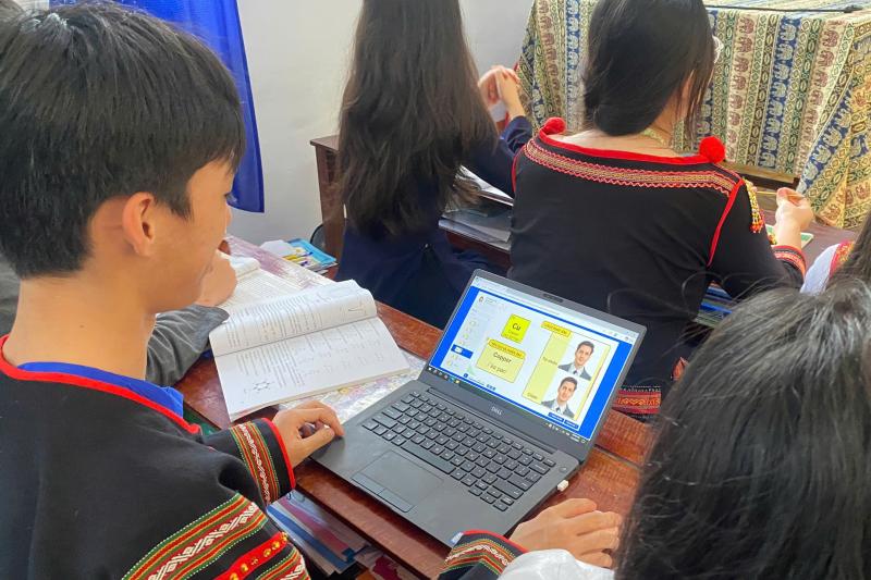Thầy cô miền đất khó dùng AI giải 'cơn khát' công nghệ số cho học trò - Ảnh 2.