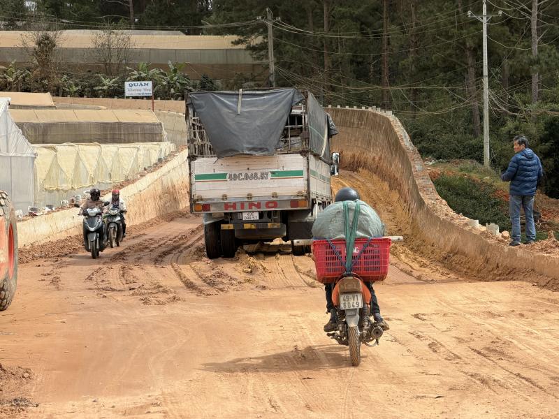 Tiến độ chậm tuyến đường Đà Lạt ảnh hưởng đến đời sống người dân và du lịch - Ảnh 1.