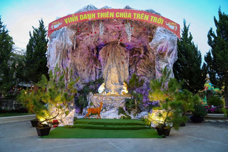 Không gian Giáng sinh Đà Lạt lung linh sắc màu trong đêm mừng Chúa ra đời - Ảnh 2.