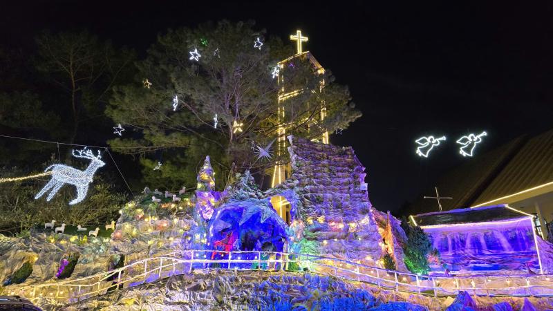 Không gian Giáng sinh Đà Lạt lung linh sắc màu trong đêm mừng Chúa ra đời - Ảnh 18.