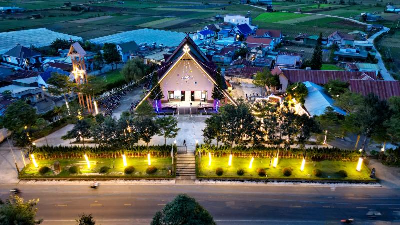 Không gian Giáng sinh Đà Lạt lung linh sắc màu trong đêm mừng Chúa ra đời - Ảnh 13.