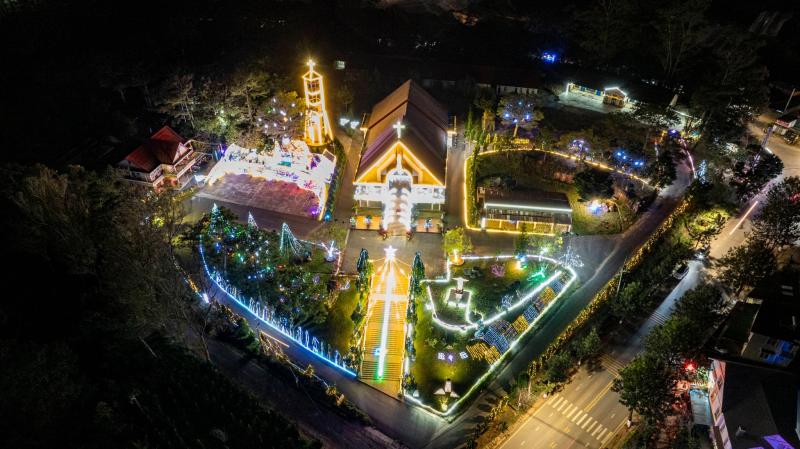 Không gian Giáng sinh Đà Lạt lung linh sắc màu trong đêm mừng Chúa ra đời - Ảnh 4.