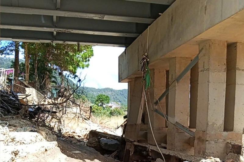 Cận cảnh cầu Đơn Dương QL27 bị hư hỏng sau lũ lịch sử  - Ảnh 8.