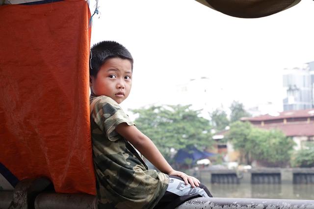 Phận đời ven kênh ở TP.HCM: Chiếc ghe mục và đứa trẻ giữa mênh mông sóng nước - Ảnh 2.