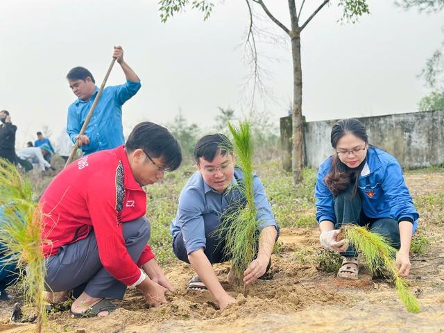 Tuổi trẻ Hà Tĩnh phủ xanh lại rừng phòng hộ sau đợt bão lũ - Ảnh 2.