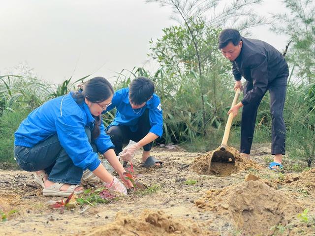 Tuổi trẻ Hà Tĩnh phủ xanh lại rừng phòng hộ sau đợt bão lũ - Ảnh 3.